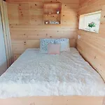 Bellevue Wooden Apartment Zetale