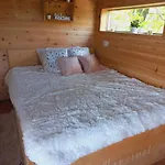 Bellevue Wooden Apartment Zetale